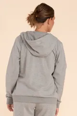 Chaqueta deportiva gris melange con capucha y cierre frontal.