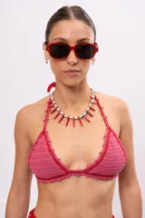 Top de bikini tejido a mano en crochet color rosa con terminaciones en rojo y forro interior.