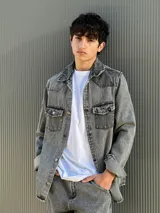 Sobrecamisa de denim gris, con dos bolsillos frontales y cierre de botones.