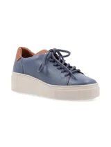 Sneaker de suela elevada, confeccionado en cuero graneado premium con cordones de algodón y forro sintético.