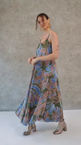Vestido largo con estampado floral, de tirantes finos y corte suelto.