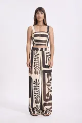 Top corto con estampado abstracto en tonos beige y marrón, de breteles anchos y corte recto.