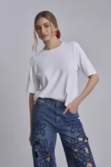 Remera blanca de algodón, corte recto y mangas cortas.