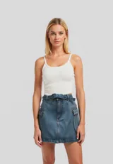 Minifalda de jean azul con bolsillos cargo y cinturón con hebilla metálica.