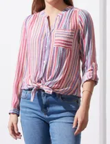 Blusa de manga larga con rayas verticales multicolores, cuello mao, bolsillo en el pecho y nudo en la parte delantera.