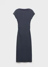 Vestido midi gris de corte ajustado, con cuello redondo y mangas cortas.