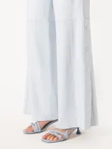 Pantalón de cuero rojo de corte ancho con cintura elástica.