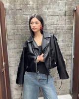 Campera de cuero sintético negra, estilo biker, con cierre asimétrico y cuello con solapas.