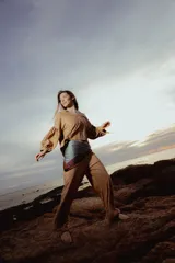 Pantalón babucha color ocre con estampado de flores pequeñas, corte holgado y cintura elástica.