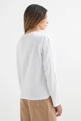 Remera verde oscuro de algodón, de manga larga y corte recto.