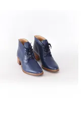 Botines de cuero azul con cordones frontales y tacón bloque de madera clara de 6 cm.