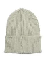 Gorro de lana gris con detalle de etiqueta de cuero con logo de la marca en el frente.