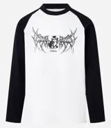Remera masculina de algodón color blanco con mangas raglán negras, cuello redondo y estampa frontal de un gato con lettering "Chaos".