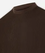 Remera masculina de manga corta, cuello redondo y textura acanalada, color beige claro.