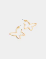 Par de aros dorados con forma de mariposa y pequeños strass blancos en el contorno. Cierre con tope a presión.