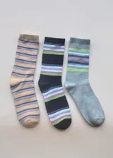 Pack de tres pares de medias de media caña con diseño a rayas horizontales en diferentes combinaciones de colores.
