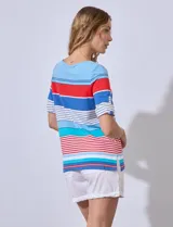 Remera de algodón con estampado a rayas en colores azul, rojo y blanco, de manga corta y detalle de botón en la presilla.