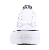 Championes urbanos Converse All Star Plataforma Chuck Taylor Lift, color blanco con detalles en negro.
