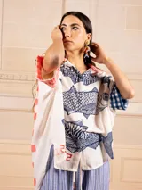 Camisa oversize blanca con estampado de sardinas azules en el frente y la palabra "amore" en la espalda. Detalles de estampa vichy en mangas y rayas en el cuello.