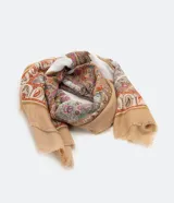 Pañuelo cuadrado con estampado paisley y barra deshilachada.