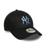 Gorro New Era modelo 9FORTY, color negro, con logo de los New York Yankees bordado en hilo celeste brillante. Presenta visera curva y ajuste trasero.