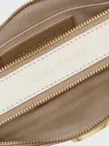 Cartera bandolera Marc Jacobs modelo The Snapshot, color marrón claro con logo dorado y correa ancha de tela con la inscripción "The Snapshot Marc Jacobs" en blanco y negro.