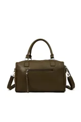 Bolso tipo bowling color marrón con diseño acolchado en forma de rombos. Tiene doble asa de mano, correa bandolera ajustable y extraíble, cierre superior, dos bolsillos frontales con cierre y logo de la marca en el frente.