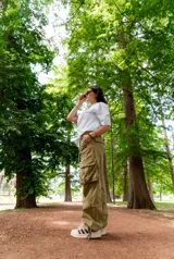 Remera blanca de corte holgado con estampado en la espalda de dos caras unidas por una línea.