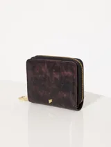 Billetera pequeña color negro hecha de cuero vacuno, con cierre metálico e interior con divisiones para tarjetas.