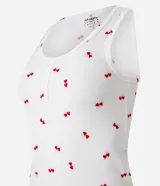 Conjunto de pijama short doll blanco con estampado de cerezas rojas, confeccionado en tejido rib. Incluye musculosa con puño y short con cintura elástica y bajo frufru.