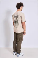 Pantalón cargo color beige, de corte recto, con bolsillos laterales con fuelle y cierre de solapa.