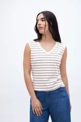 Musculosa de tejido rib, color blanco con rayas horizontales marrones, con escote en V y sin mangas.
