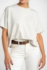 Remera gris jaspeado de corte oversize y mangas cortas.