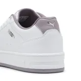 Championes Puma Court Classy blancos con detalles en lila en el talón y la suela.
