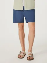 Short de baño rojo con cintura elástica y bolsillos laterales.