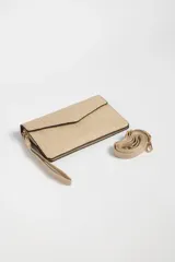 Billetera tipo sobre color beige con textura tejida y correa larga fina del mismo material.