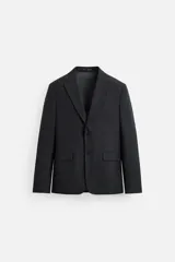 Blazer de traje regular fit color negro con raya diplomática. Tiene cuello con solapas de muesca, manga larga con puño abotonado, bolsillo de vivo en pecho, bolsillos de solapa en cadera, bolsillo interior, bajo con aberturas en espalda y cierre frontal de botonadura.