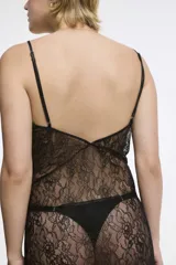 Camisón corto de encaje color burdeos con breteles finos.