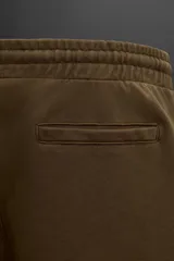 Bermuda jogger negra confeccionada en tejido de algodón con interior de rizo, cintura elástica ajustable con cordón y bolsillos laterales.