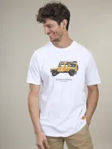 Remera blanca de algodón con estampa de un Land Rover Defender amarillo y el texto "BENSON & THOMAS CREATIVE ARCHIVE".