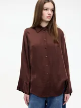 Camisa marrón de viscosa con botones frontales y mangas largas con puños acampanados.
