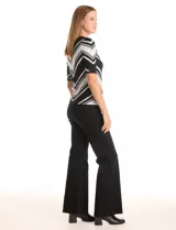 Buzo de manga corta, marca Tahari, con cuello a la base y estampado de líneas en zigzag blancas y negras.