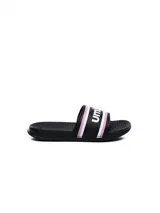 Ojotas negras con el logo de Umbro en blanco y detalles en rosa.