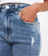 Pantalón mom jeans de tiro alto, color azul denim, con bolsillos y bajo plegado.