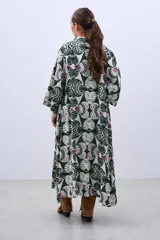 Camisola tipo vestido con estampado floral en tonos verde, blanco y borgoña.