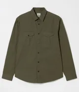 Camisa verde militar de manga larga en sarga de algodón, con cuello clásico, cierre frontal abotonado y dos bolsillos con solapa abotonada en el pecho.