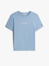 Remera celeste de algodón con cuello redondo y logo de la marca bordado en el pecho. Corte regular y logo bordado en la manga.