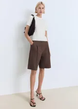 Remera de punto fino color blanco, de manga corta y cuello redondo, corte entallado.