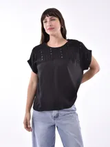 Blusa negra con canesú de encaje y mangas cortas con dobladillo.