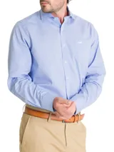 Camisa de hombre celeste a cuadros, de popelina 100% algodón, con cuello italiano, manga larga, bolsillo en el pecho con logo bordado y calce regular. Confeccionada en Portugal.